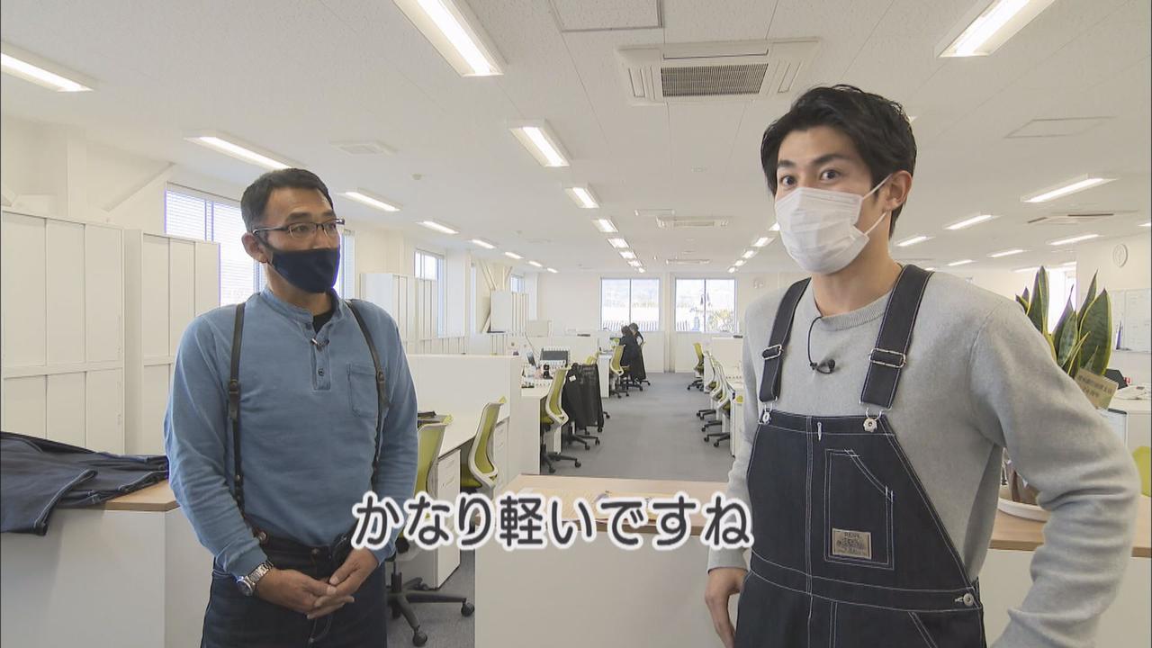 画像: 試着する須藤アナ(右)