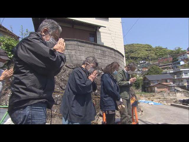 画像: 「早くふるさとを取り戻したい」と願い黙とう　土石流災害の発生から10カ月　太田さんの捜索も続く　静岡・熱海市 youtu.be
