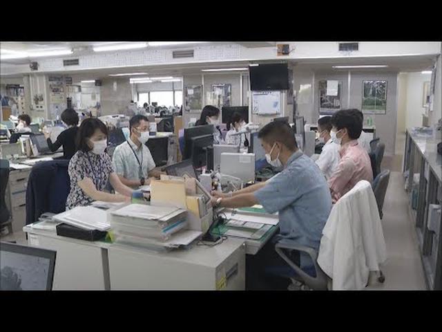 画像: 市職員が「かりゆしウェア」でクールビズ 友好提携の沖縄・宮古島市のPRも 静岡・藤枝市 youtu.be