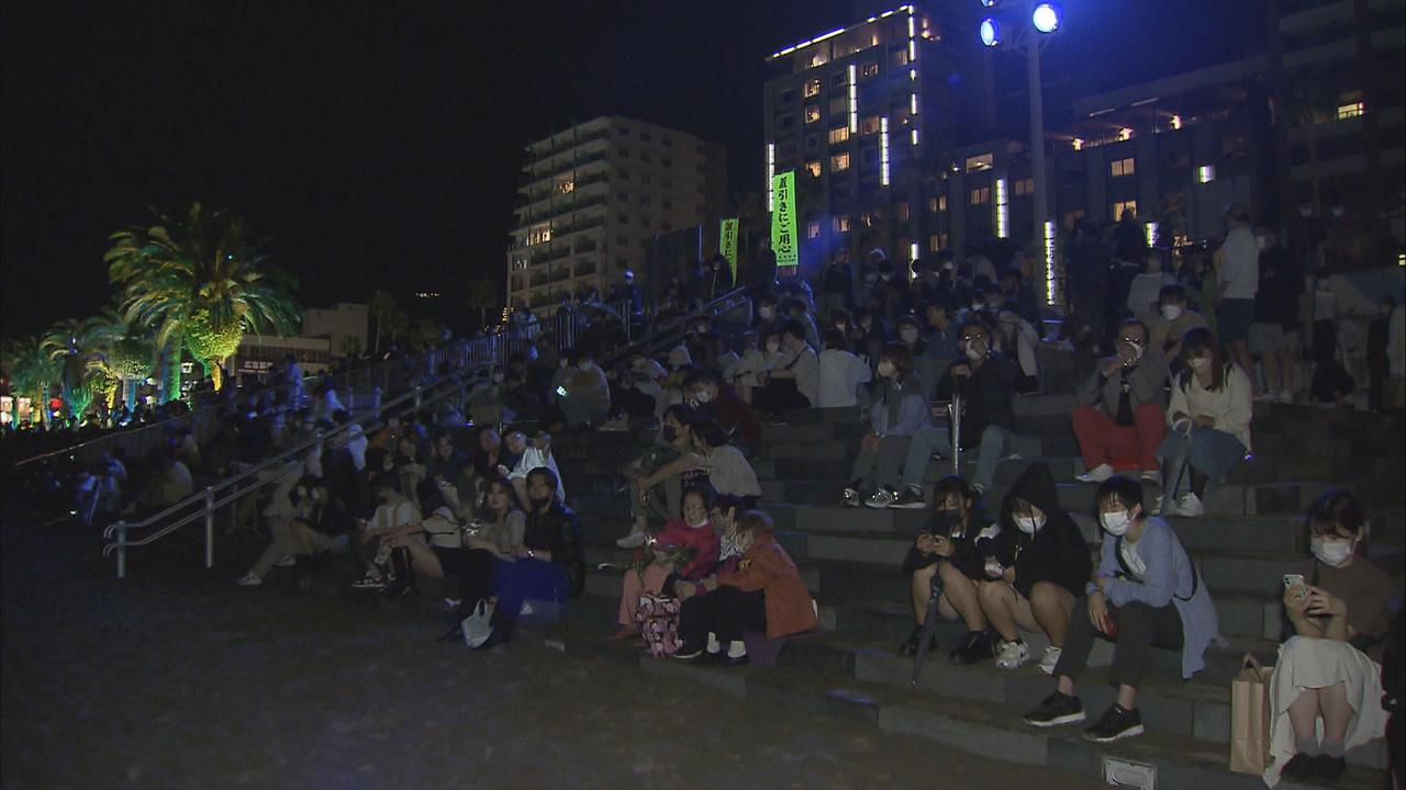 画像: 観光客は花火を満喫