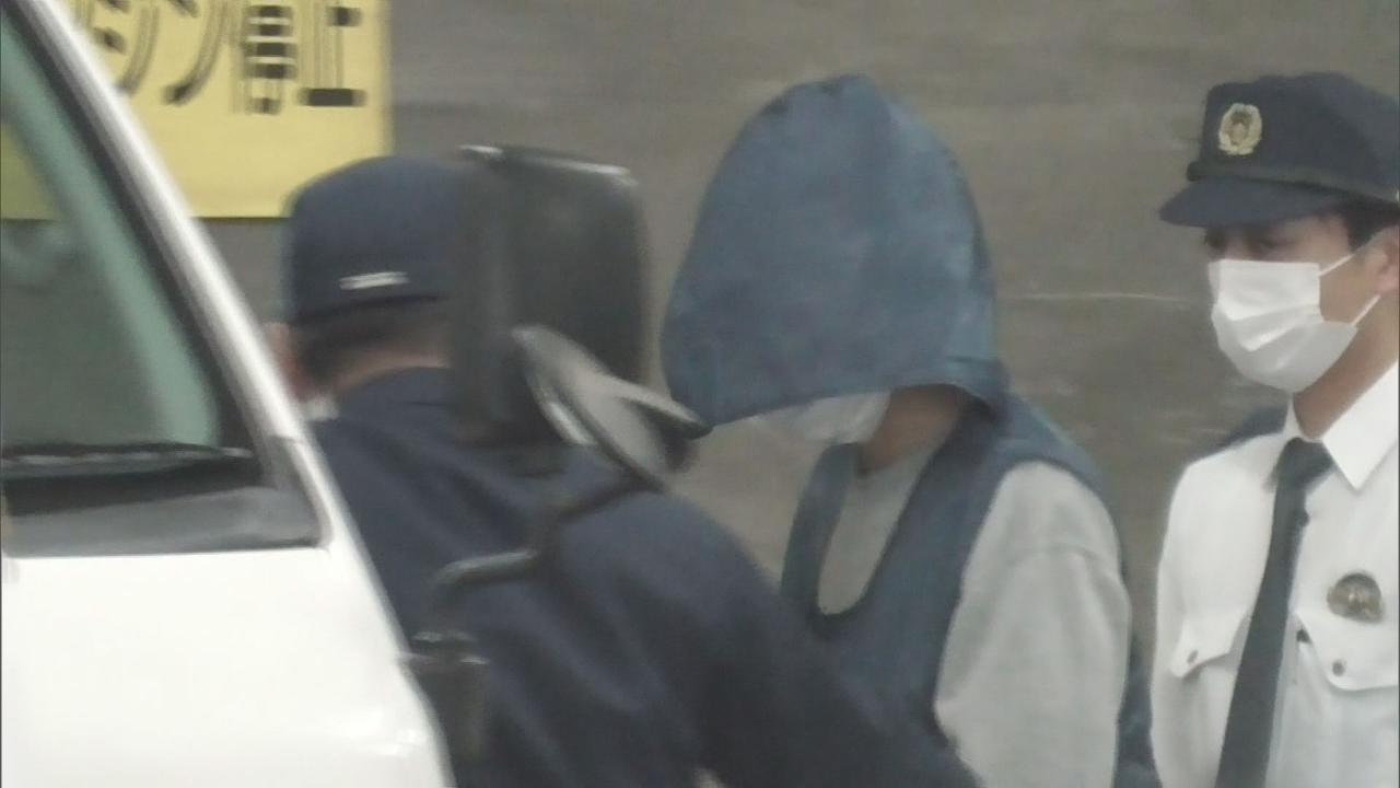 画像: 送検される中学校教師の男
