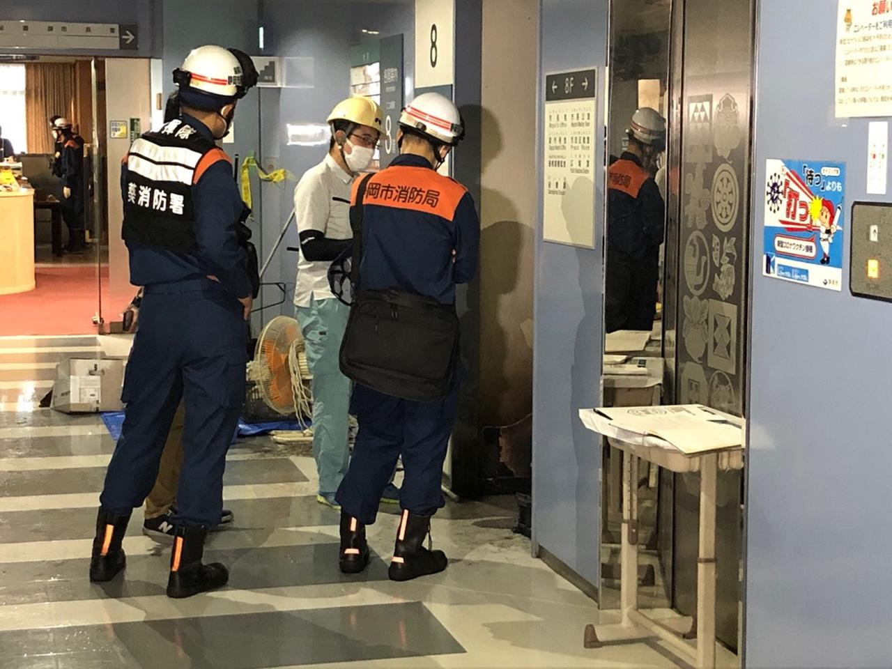 画像: 現場を調べる消防職員
