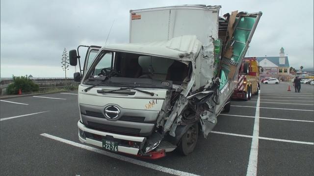 画像: 「ぼんやりしていた」…トラックが信号機に衝突する事故 運転手にけがはなし 静岡・伊東市 youtu.be