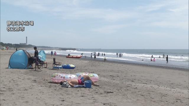 画像: 静岡県内各地で真夏日　牧之原市の静波海水浴場は家族連れなどでにぎわう youtu.be