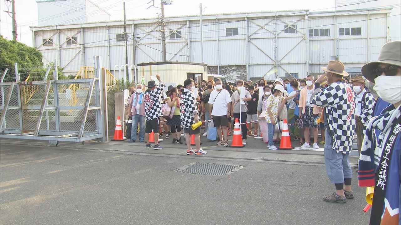 画像: 日の出埠頭には花火を待つ長蛇の列