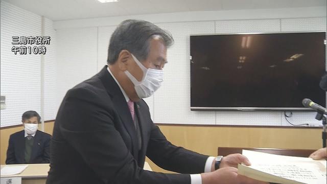 画像: 4選を果たした豊岡武士氏に当選証書 静岡・三島市 youtu.be