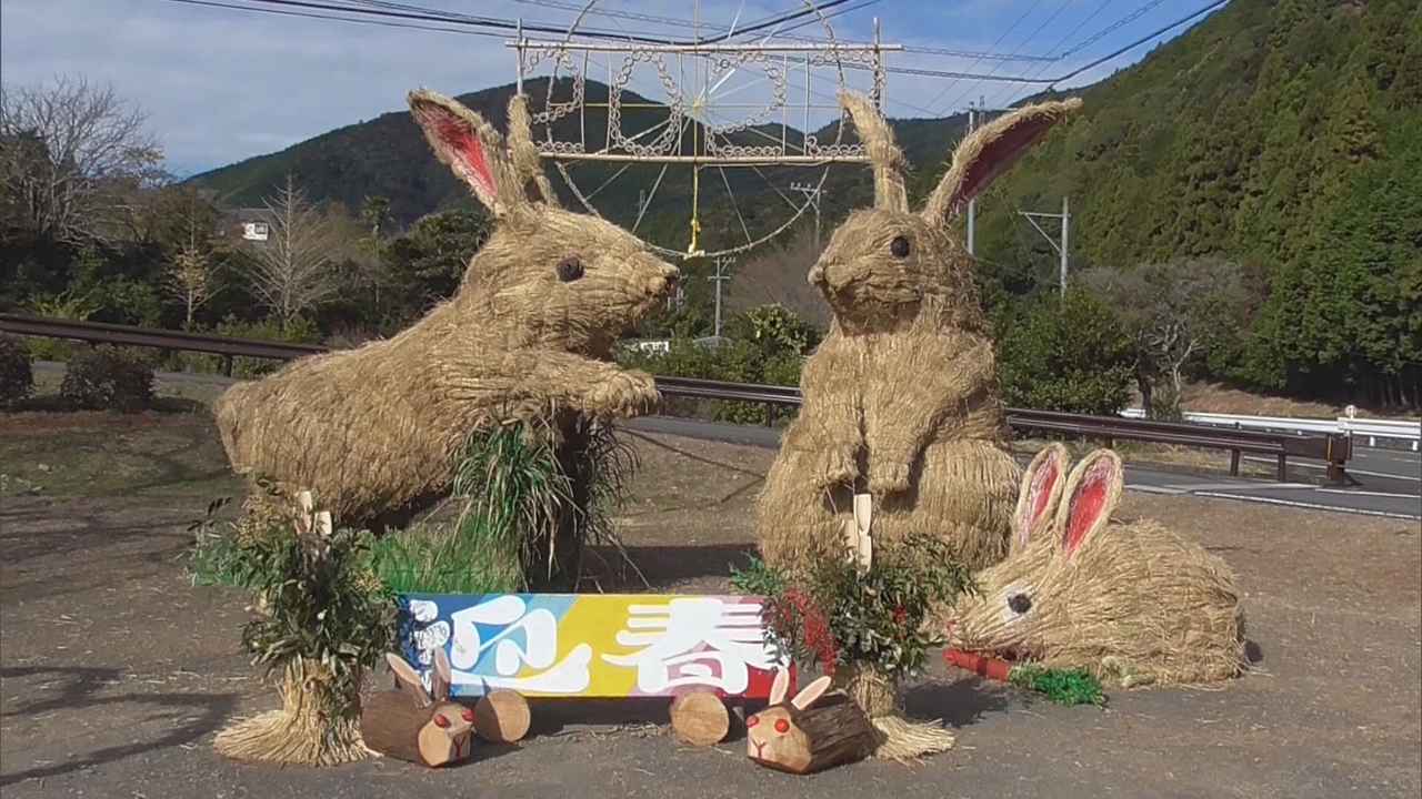 画像: 親子の「ジャンボウサギ」…お父さんお母さんは高さ3・8メートル 地域おこしグループが間伐材や竹、わらで製作 静岡・島田市