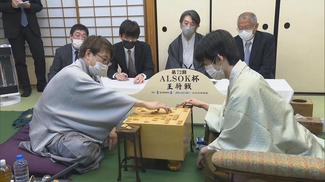 画像: 将棋の王将戦七番勝負第1局 藤井聡太五冠が羽生善治九段を破り1勝目をあげる youtu.be