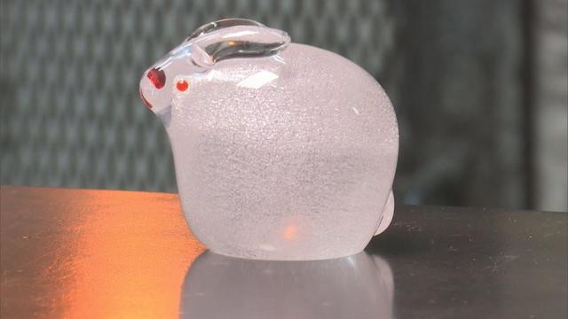 画像: 今年の干支・ウサギのガラス細工づくり　静岡・磐田市 youtu.be