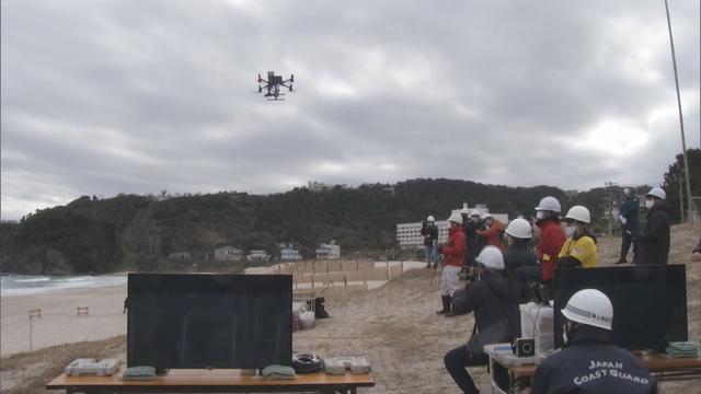 画像: ドローンで海水浴客の安全を守る実証実験 水難者を発見して浮力体を投下 静岡・下田市 youtu.be