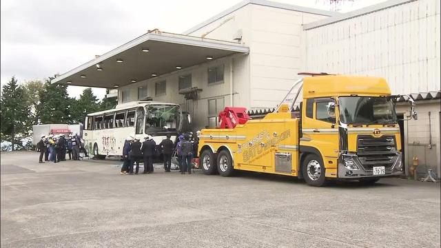 画像: 29人死傷観光バス横転事故 バスの車体に異状なく事故原因はフェード現象との結論 静岡・小山町 youtu.be