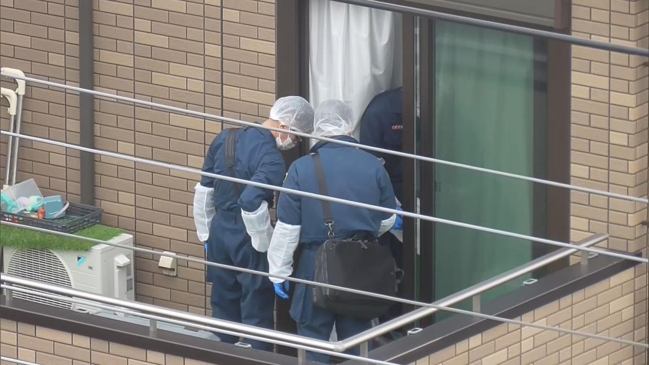 画像: 女性の遺体が見つかった男の自宅を調べる警察官 静岡・沼津市