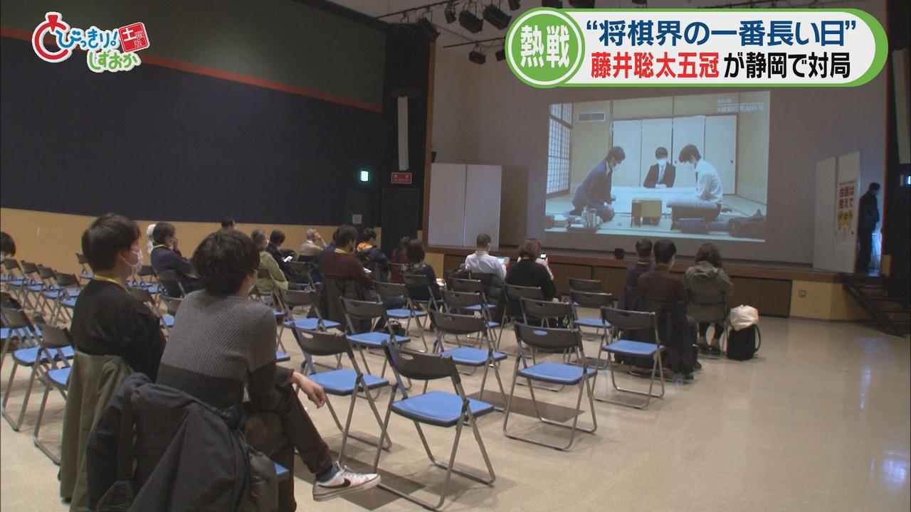 画像: 多くの将棋ファンが大盤解説の中継映像に釘付け