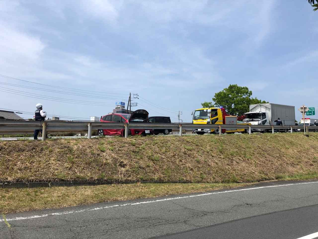 画像: 【速報】トラックなど5台が絡む事故…男性2人を救急搬送 静岡・富士市 西富士道路