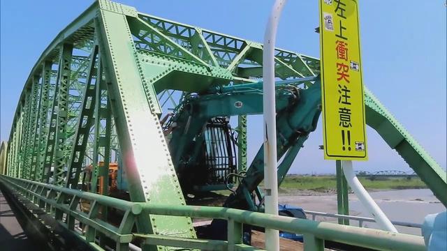 画像: トラックの荷台に積んだ作業機械が橋の鉄骨に挟まり立往生 現場は大渋滞 静岡・富士市 youtu.be