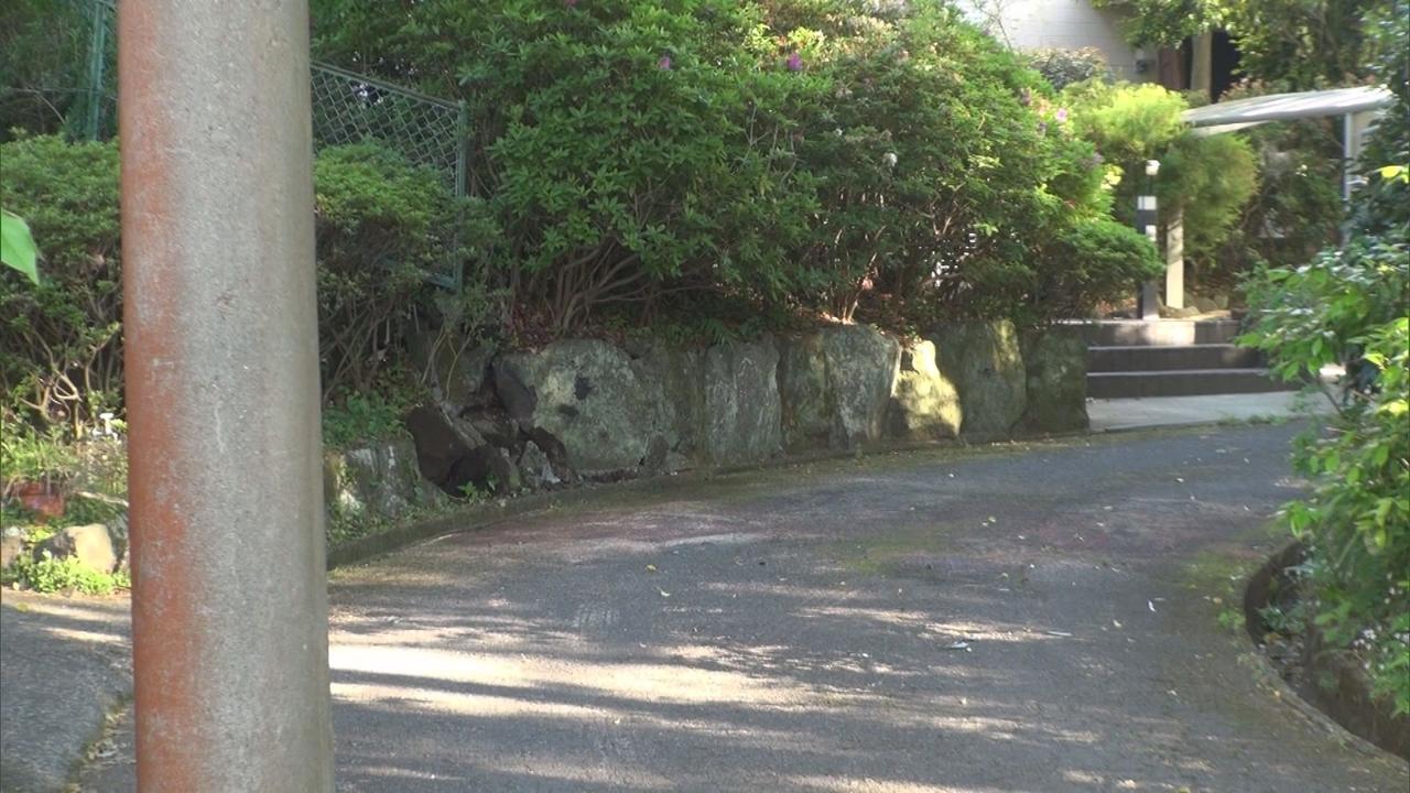画像: 軽乗用車が横転し乗っていた男女4人が死傷 静岡県伊東市
