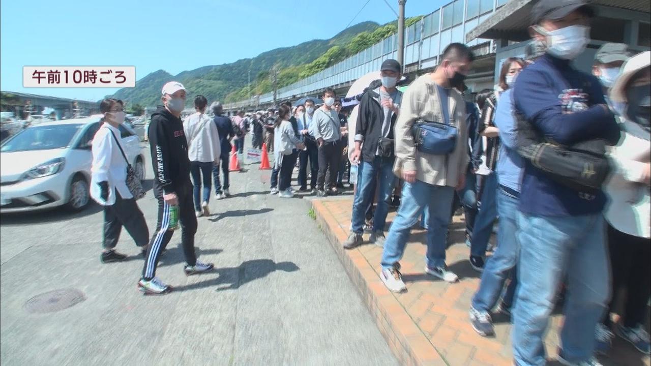 画像1: 開店10分前には100メートルの列。待ち時間250分