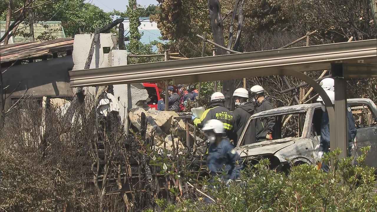 画像: 夫婦とみられる2人が焼死した住宅火災朝から実況見分をして火が出た原因を調べる 静岡・函南町