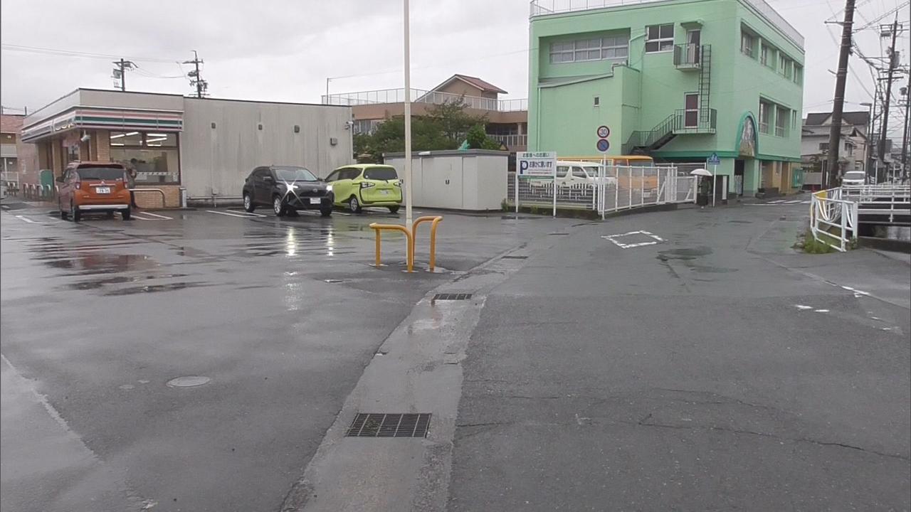 画像: コンビニの駐車場で業務中のごみ収集車にはねられ高齢の男性が意識不明の重体 静岡市駿河区