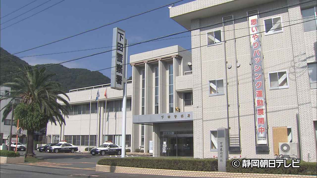 画像: 留置施設で警察官の髪の毛引っ張ったか…78歳の自称・デザイナー現行犯逮捕 「マスクは引っ張ったが髪の毛はつかんでいない」 静岡・下田警察署
