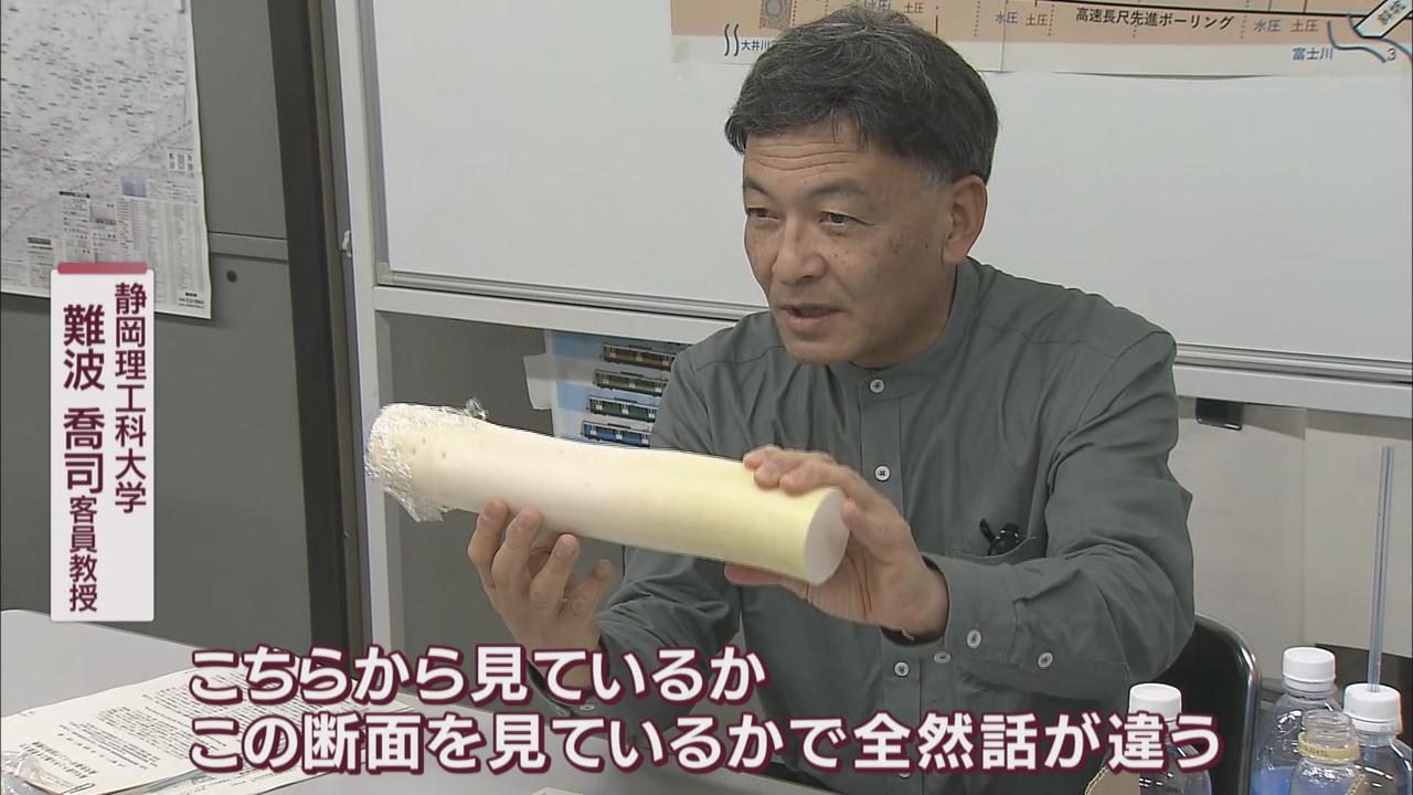 画像2: 一技術者として記者に講義