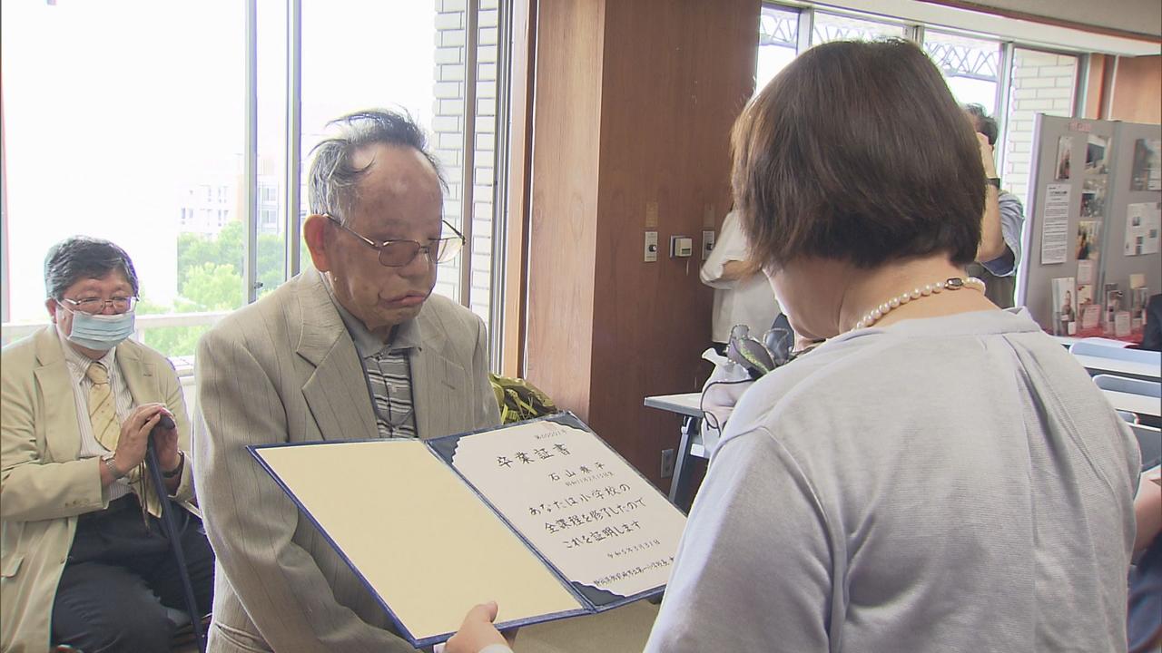 画像: ハンセン病元患者の86歳男性に75年越しの卒業証書 小学6年の夏休みに発症し登校拒否され卒業できず 静岡・御前崎市