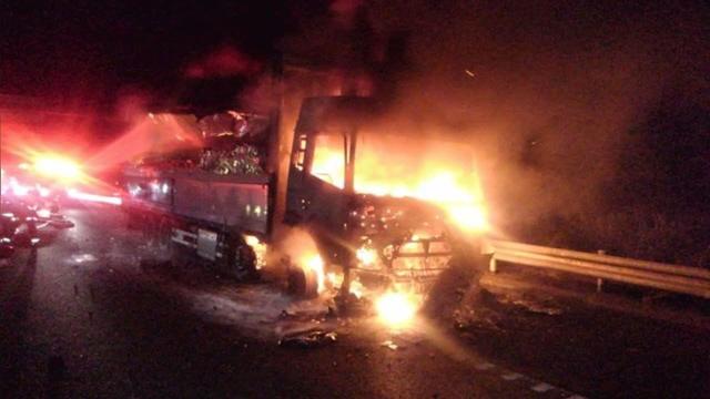 画像: 新東名下りで大型トラックが全焼 一部車線が8時間通行規制 静岡市 youtu.be