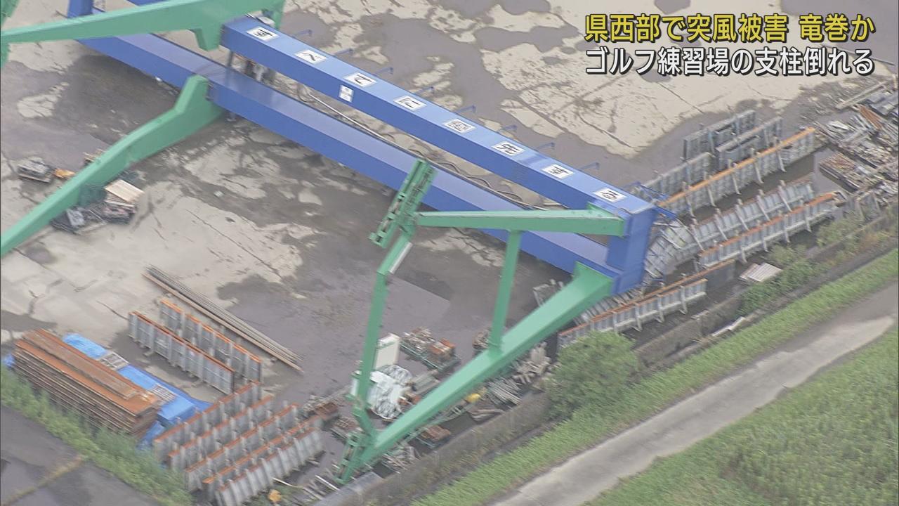 画像: 竜巻とみられる突風でゴルフ練習場の支柱が倒れ、工場のクレーンが横倒しに 静岡・掛川市、菊川市