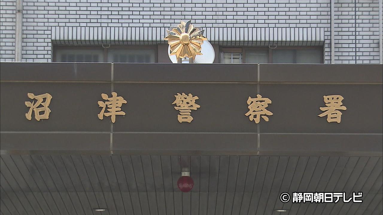 画像: 軽乗用車と衝突して4人にけがさせ…オートバイ乗り捨て逃走か 59歳の男をひき逃げなどの容疑で逮捕 静岡・沼津市