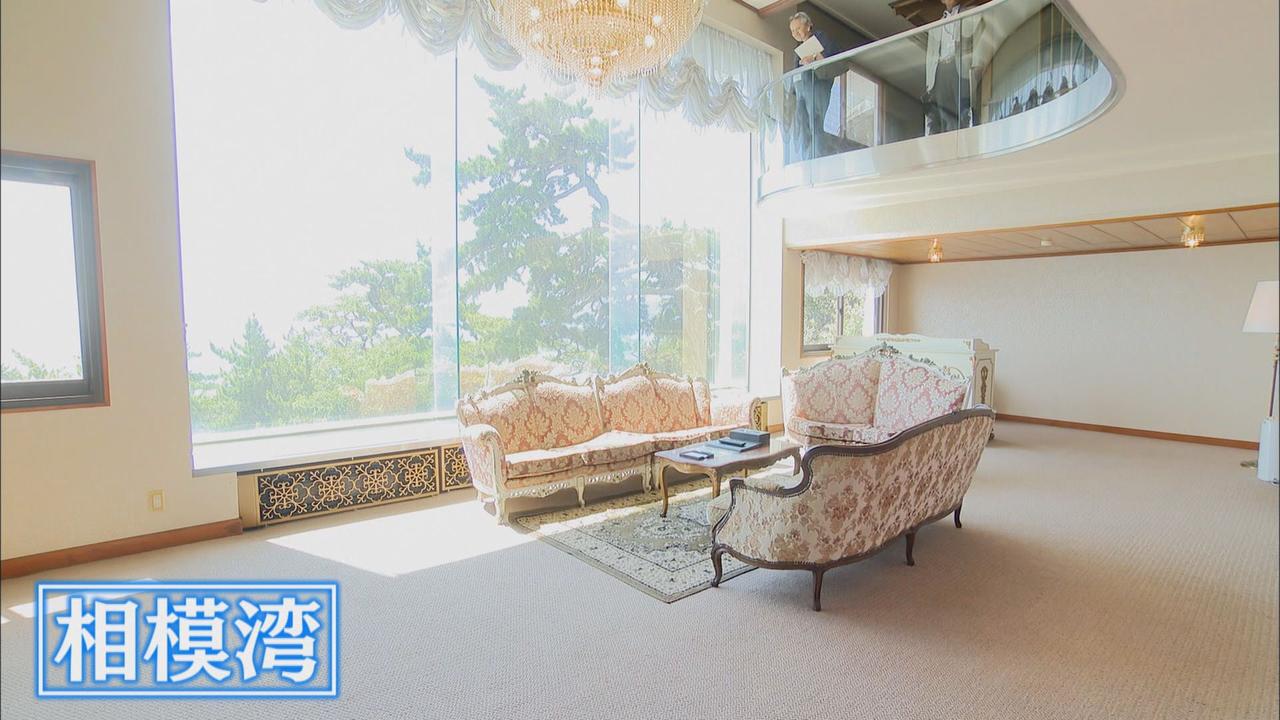 画像: 大きな窓の向こうに相模湾の絶景