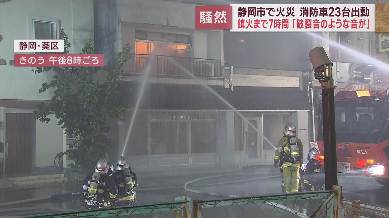 画像: 2階の窓ガラスを割って炎に直接放水