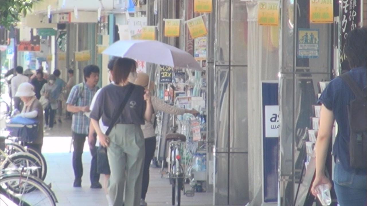 画像: 街の人は…