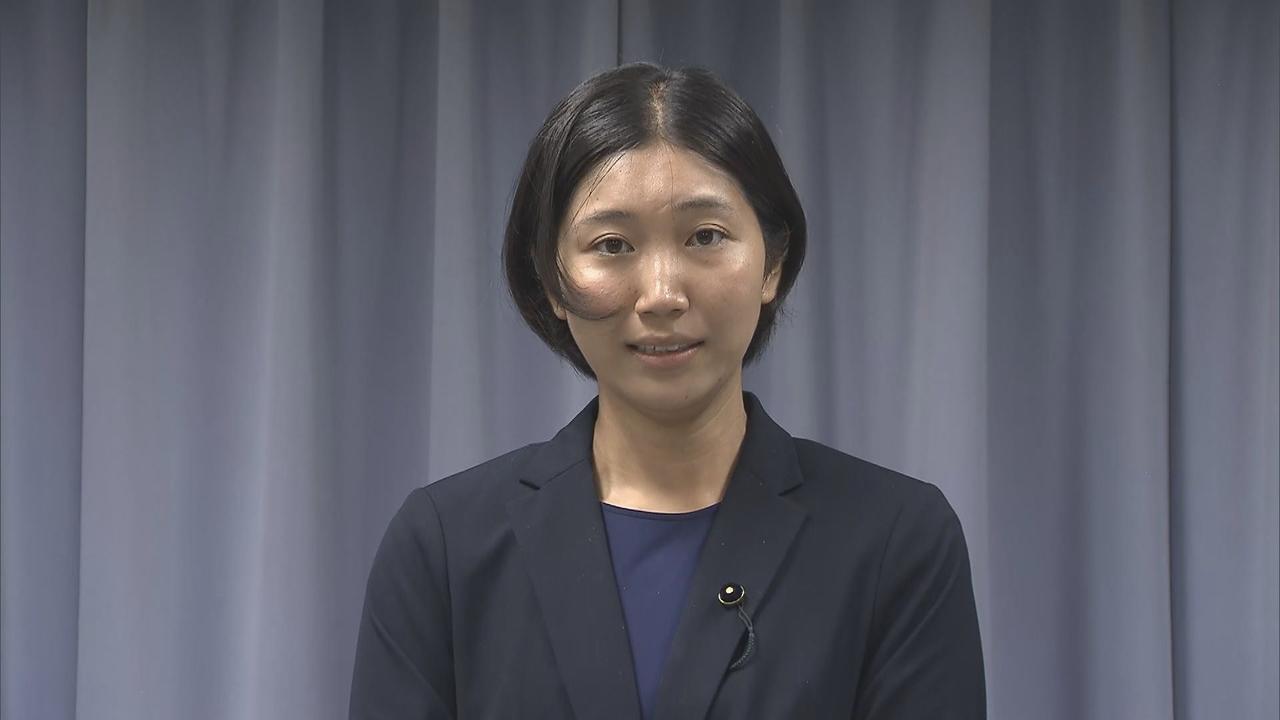 画像: 謝罪会見する中山県議(8日)