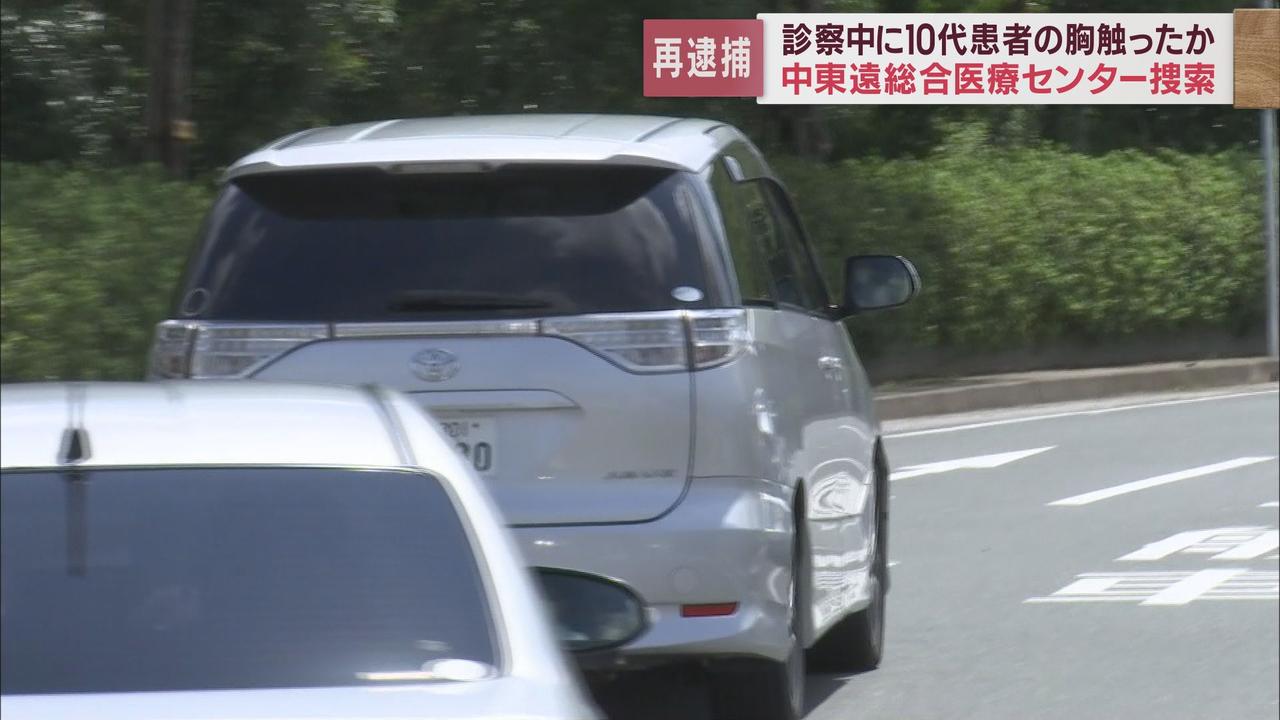 画像: 病院に入る警察車両