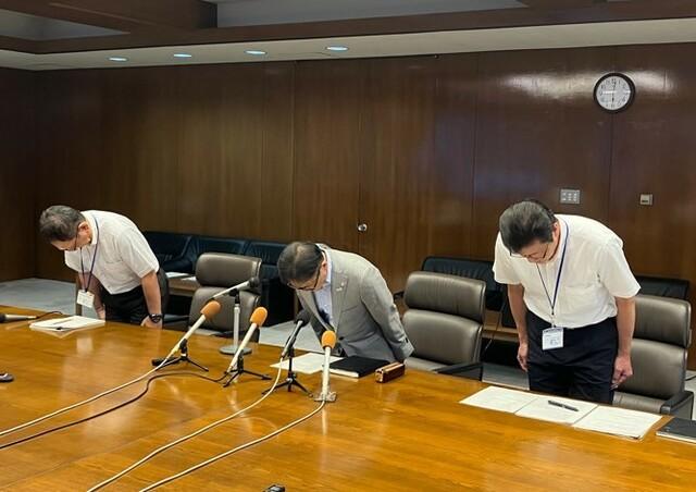 画像: 会見で謝罪する沼津市教委幹部