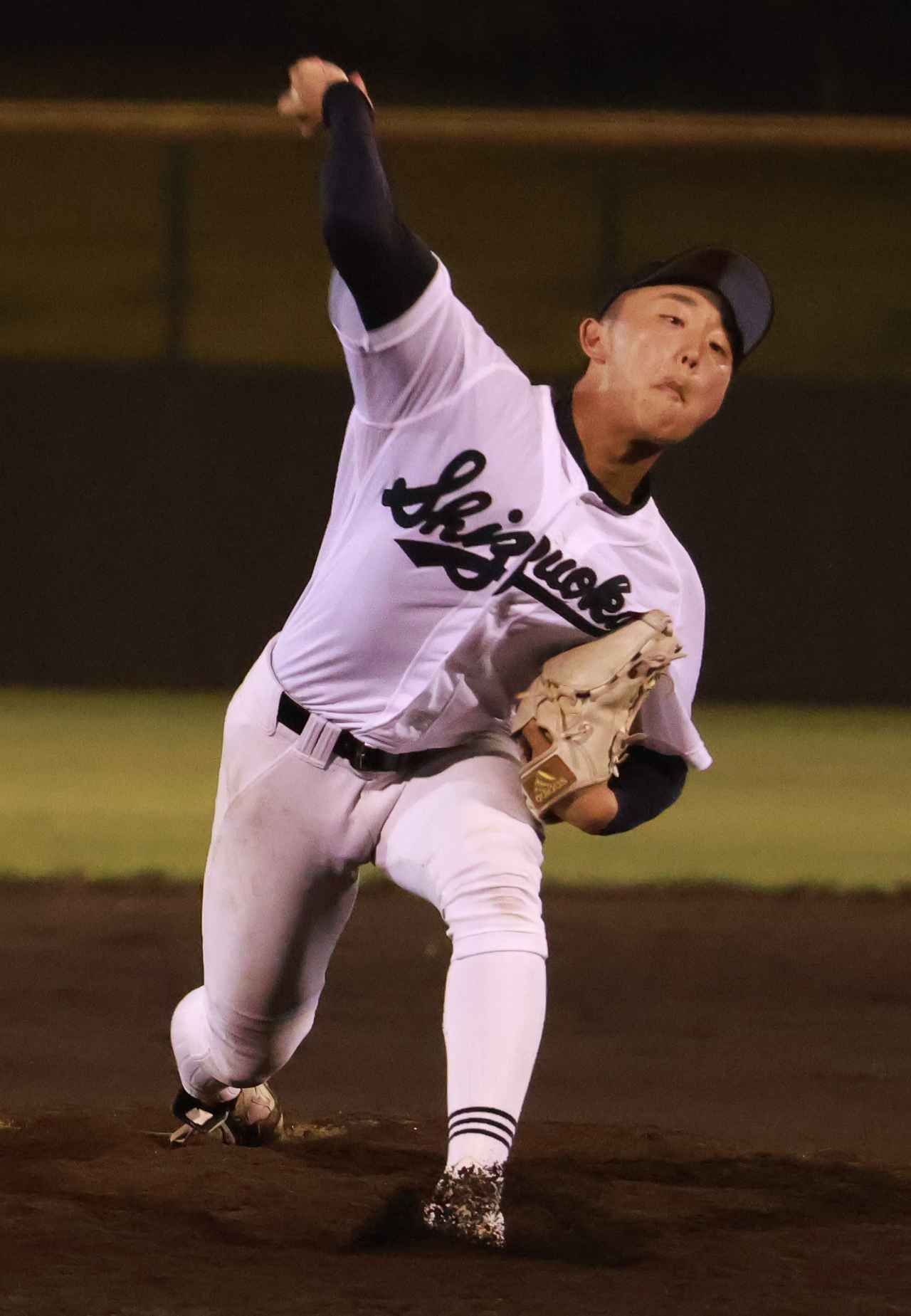 力強いストレートを投げ込む増田煌太朗（静岡）