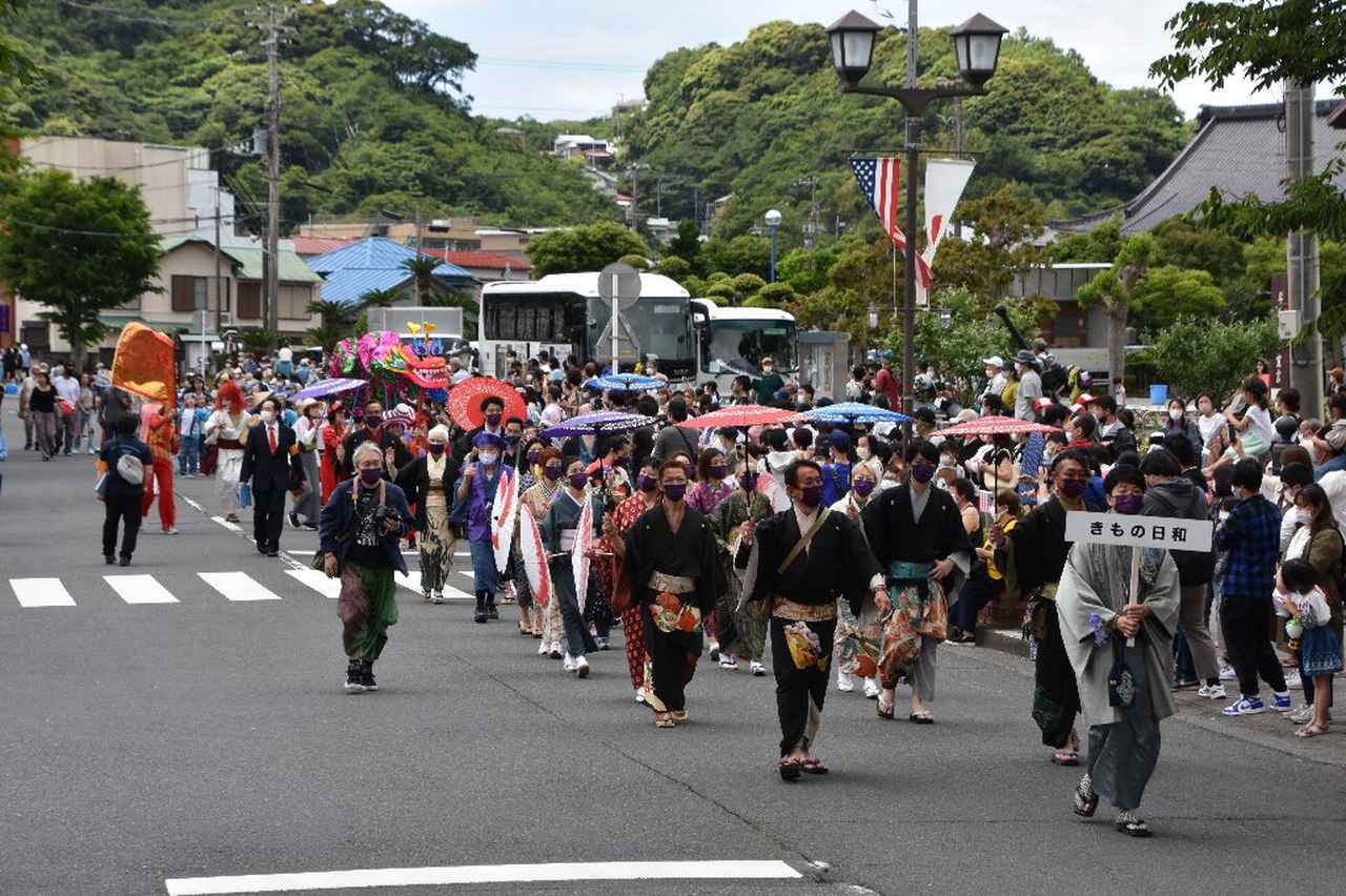 着物を着た人が練り歩く